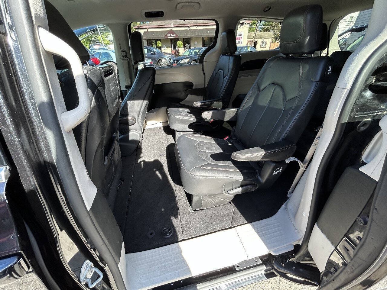 Used 2017 Chrysler Pacifica Touring-L Plus FWD image 7