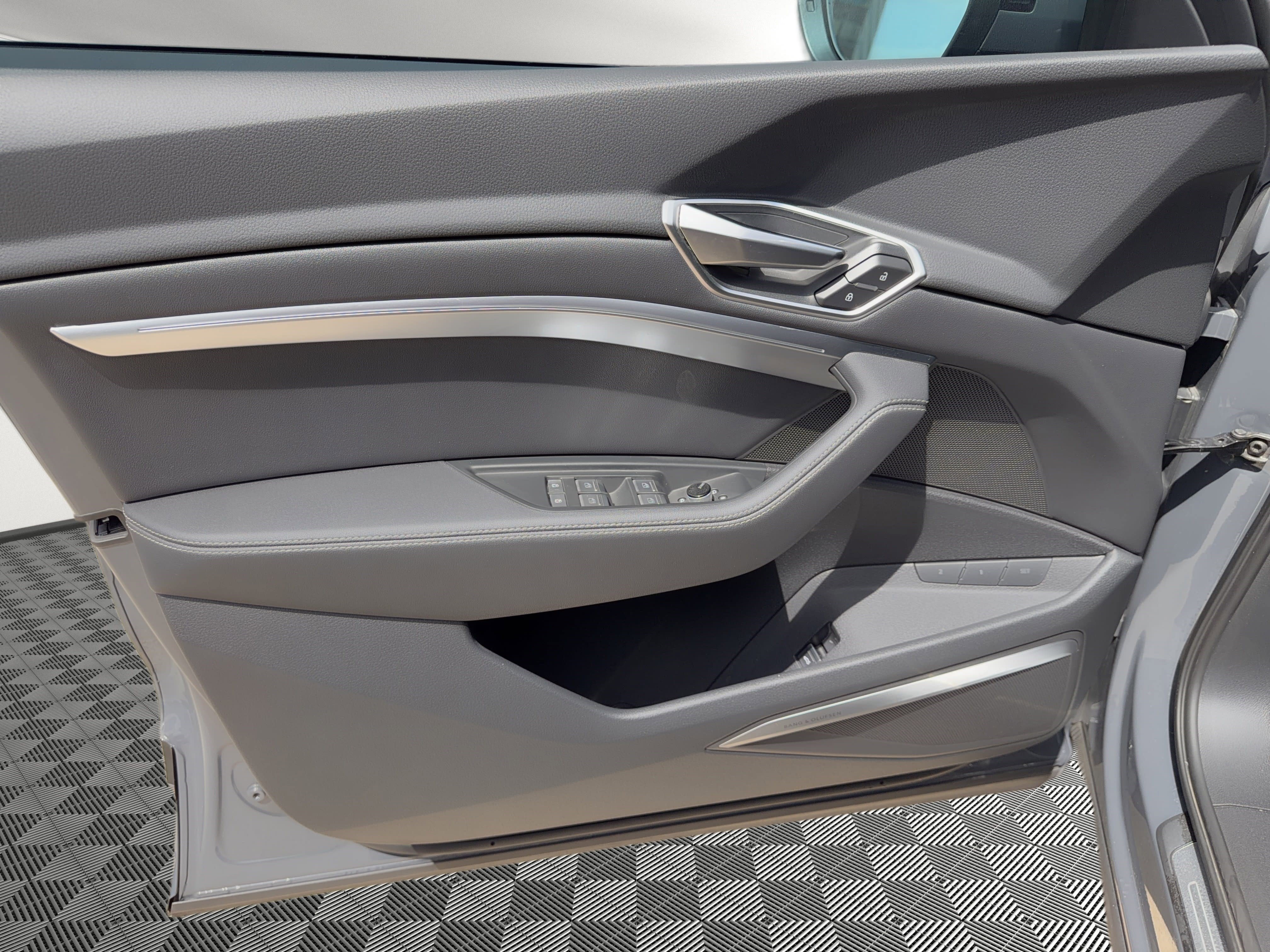 Used 2024 Audi Q8 e-tron Premium Plus w/ Premium Plus Package image 14