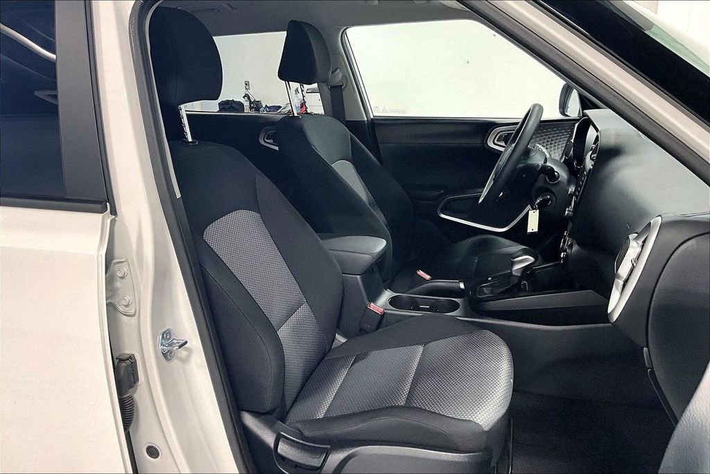 Used 2025 Kia Soul LX FWD image 10