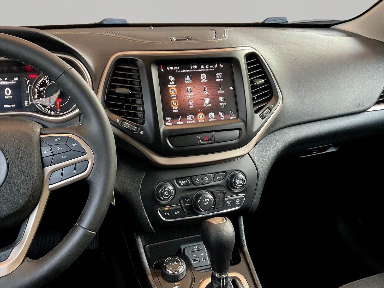 Used 2017 Jeep Cherokee Latitude w/ Cold Weather Group AWD/4WD image 9