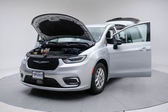 Used 2024 Chrysler Pacifica Touring-L image 17