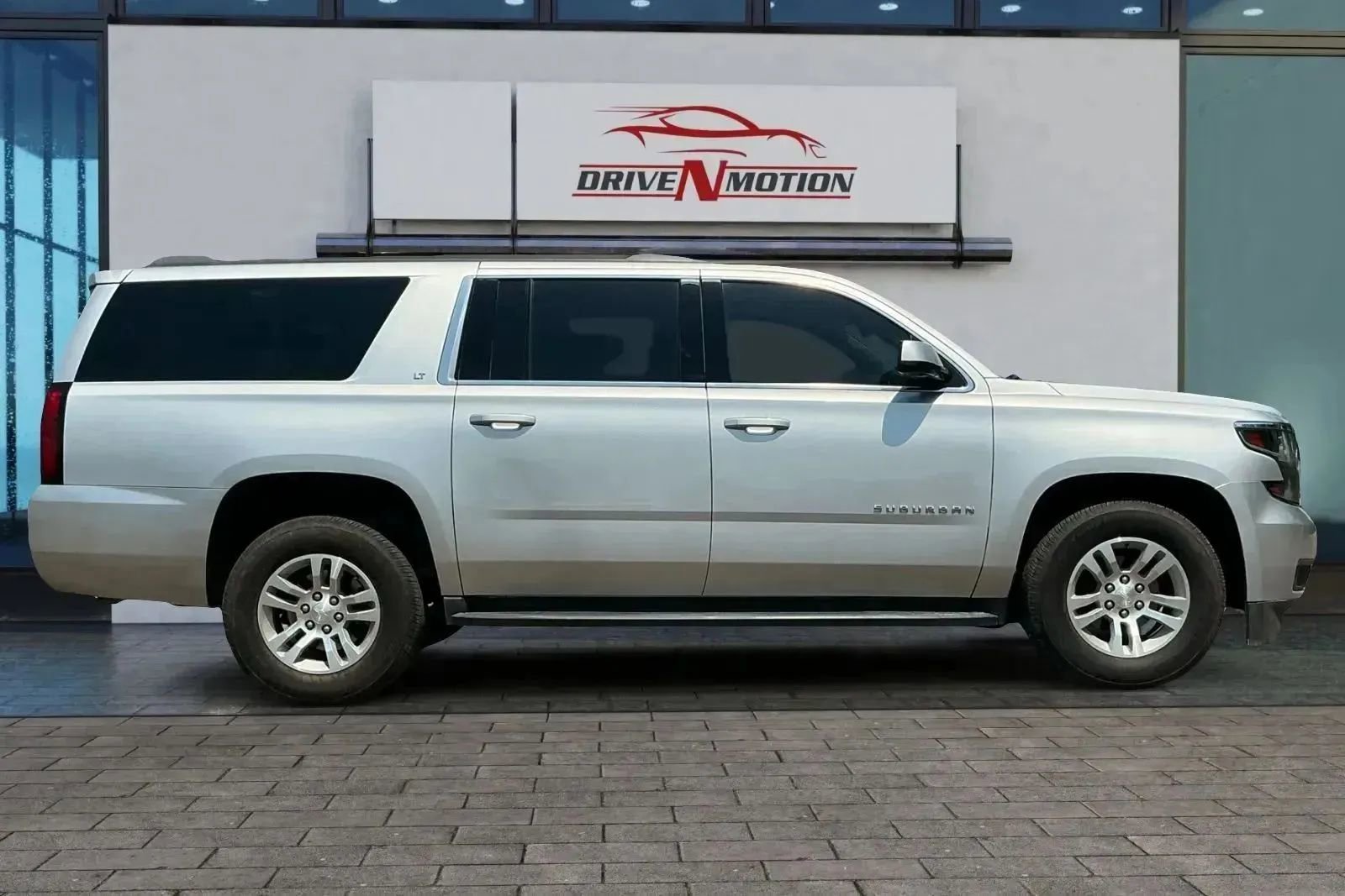 Used 2020 Chevrolet Suburban LT image 3