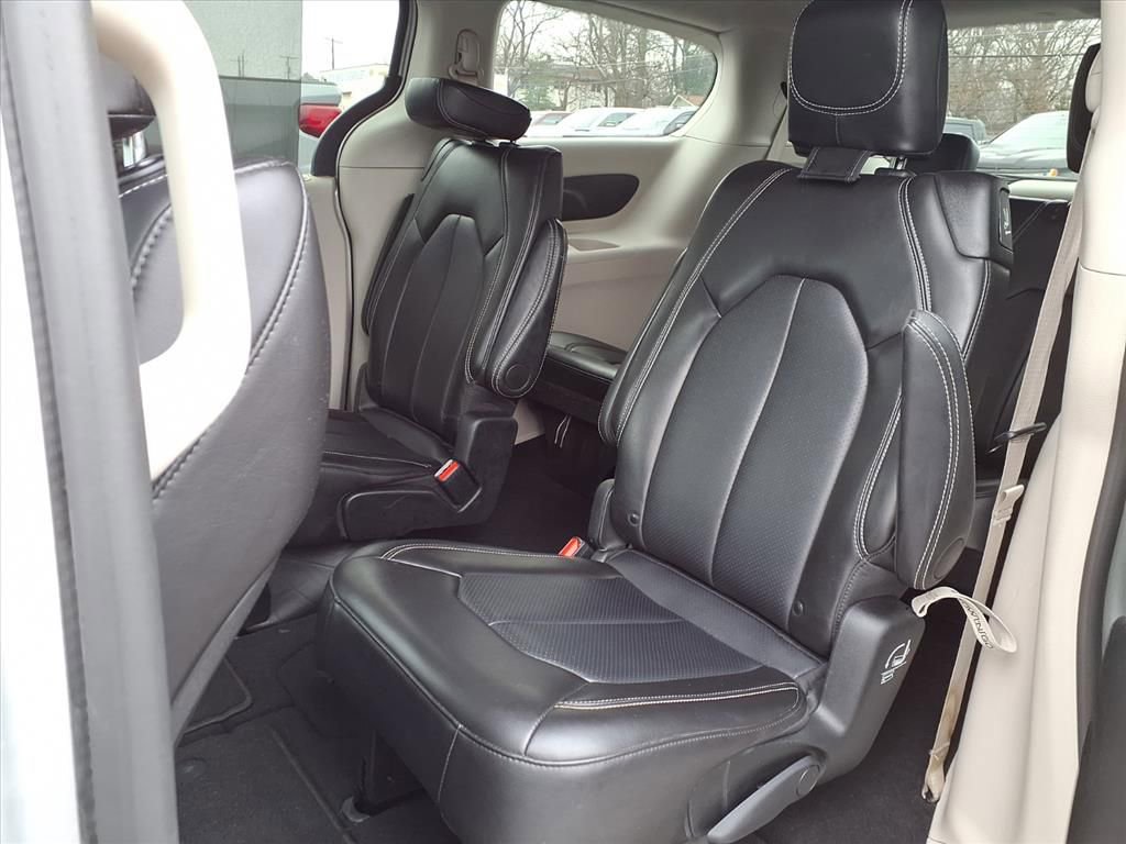 Used 2024 Chrysler Pacifica Touring-L image 11