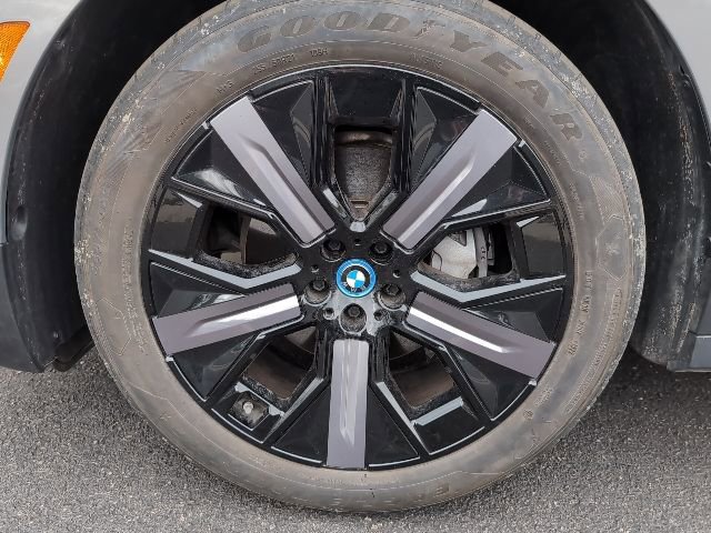 Used 2024 BMW iX xDrive50 w/ Premium Package image 10