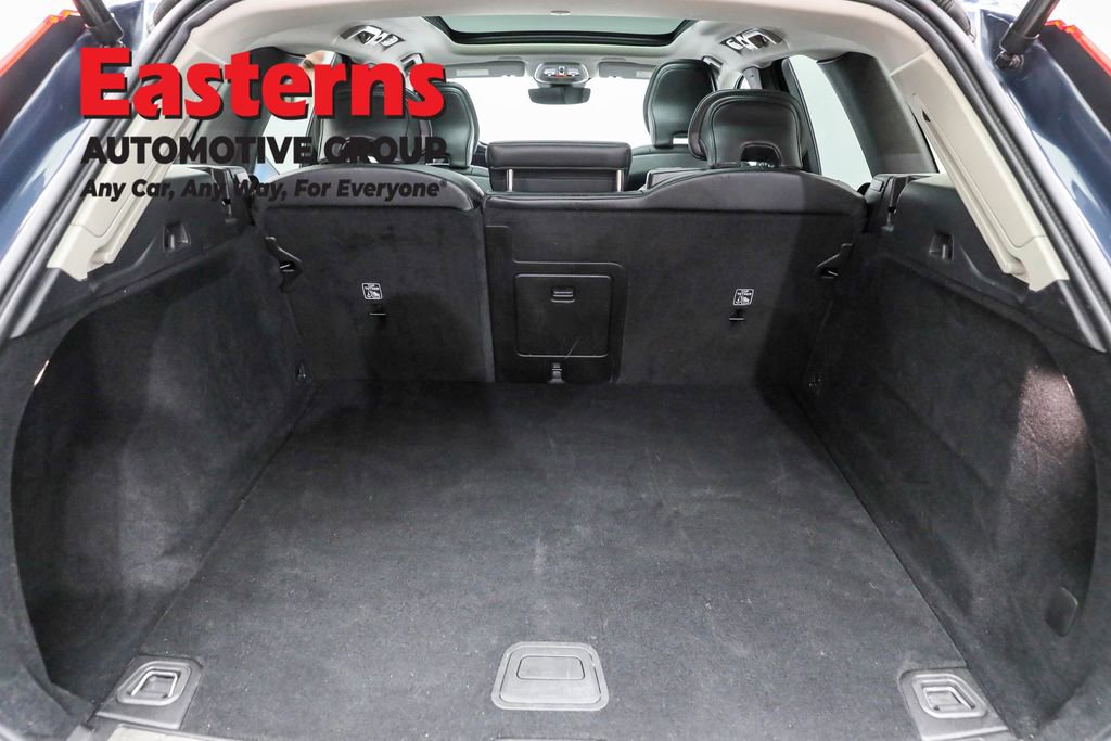 Used 2023 Volvo XC60 B5 Core image 9