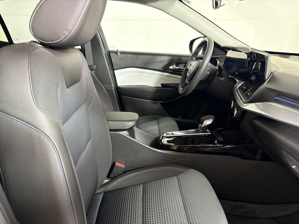 Used 2025 Chevrolet Trax LT FWD image 14