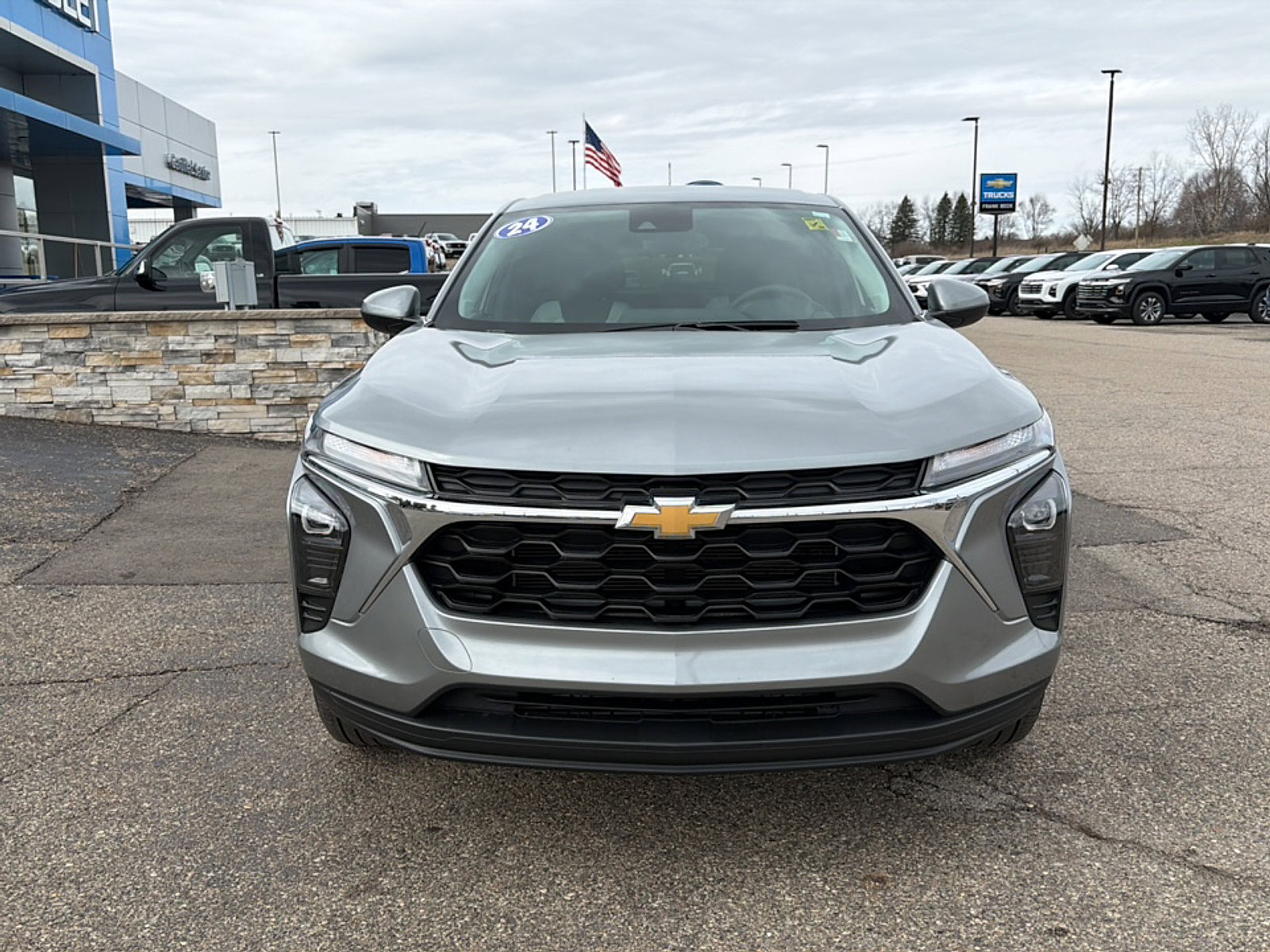 Used 2024 Chevrolet Trax LS w/ LS Convenience Package FWD image 2