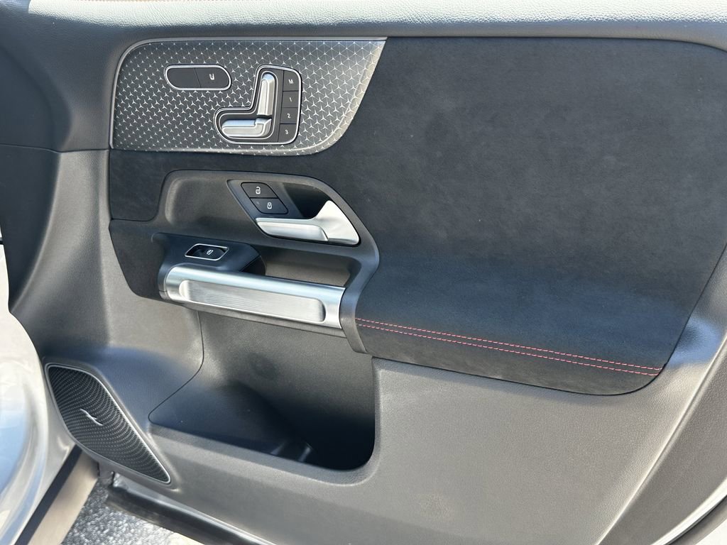 Used 2025 Mercedes-Benz GLB 250 image 16