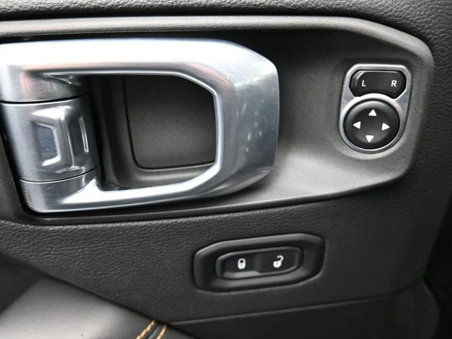 Used 2025 Jeep Wrangler Sahara image 12