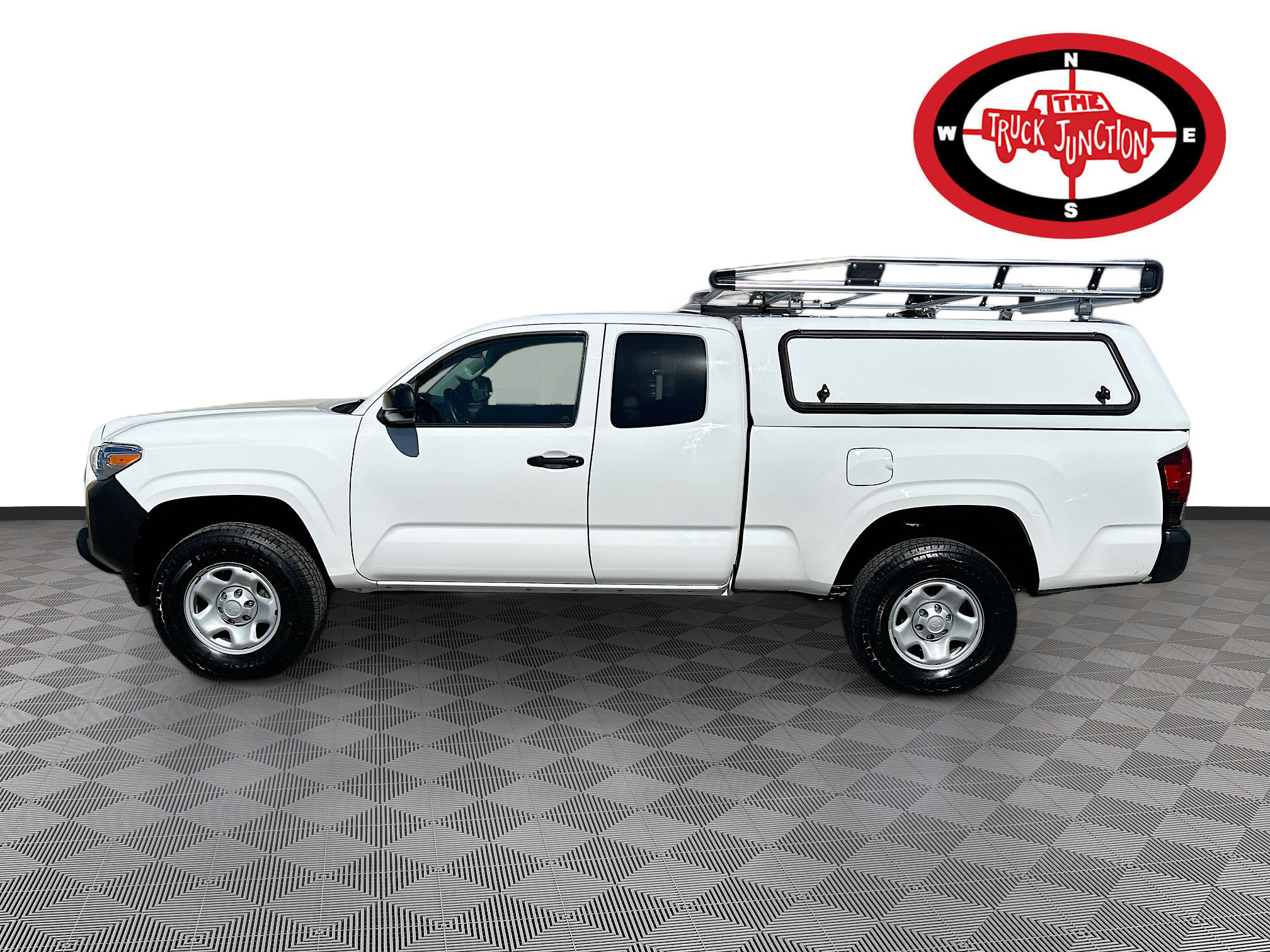 Used 2022 Toyota Tacoma SR image 4