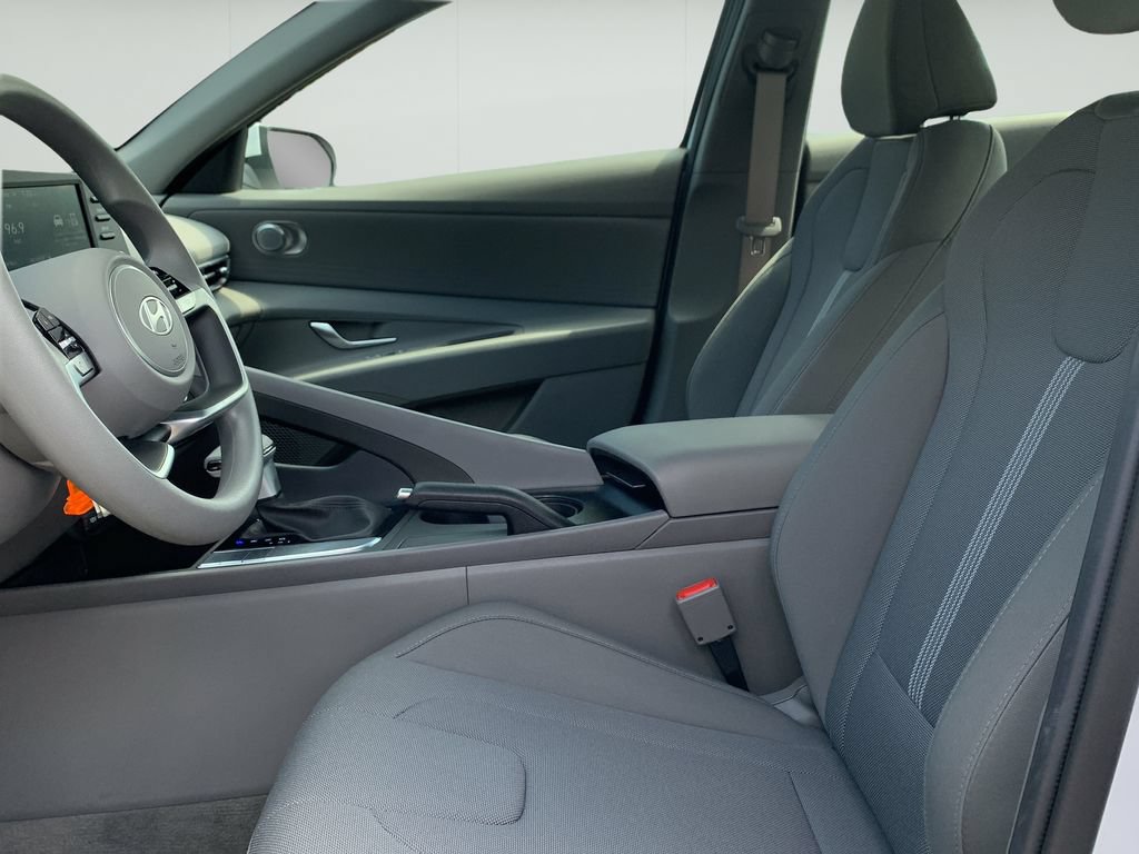 Certified 2026 Hyundai Elantra SE FWD image 14