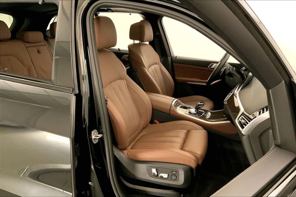 Used 2022 BMW X5 xDrive40i w/ M Sport Package AWD/4WD image 6