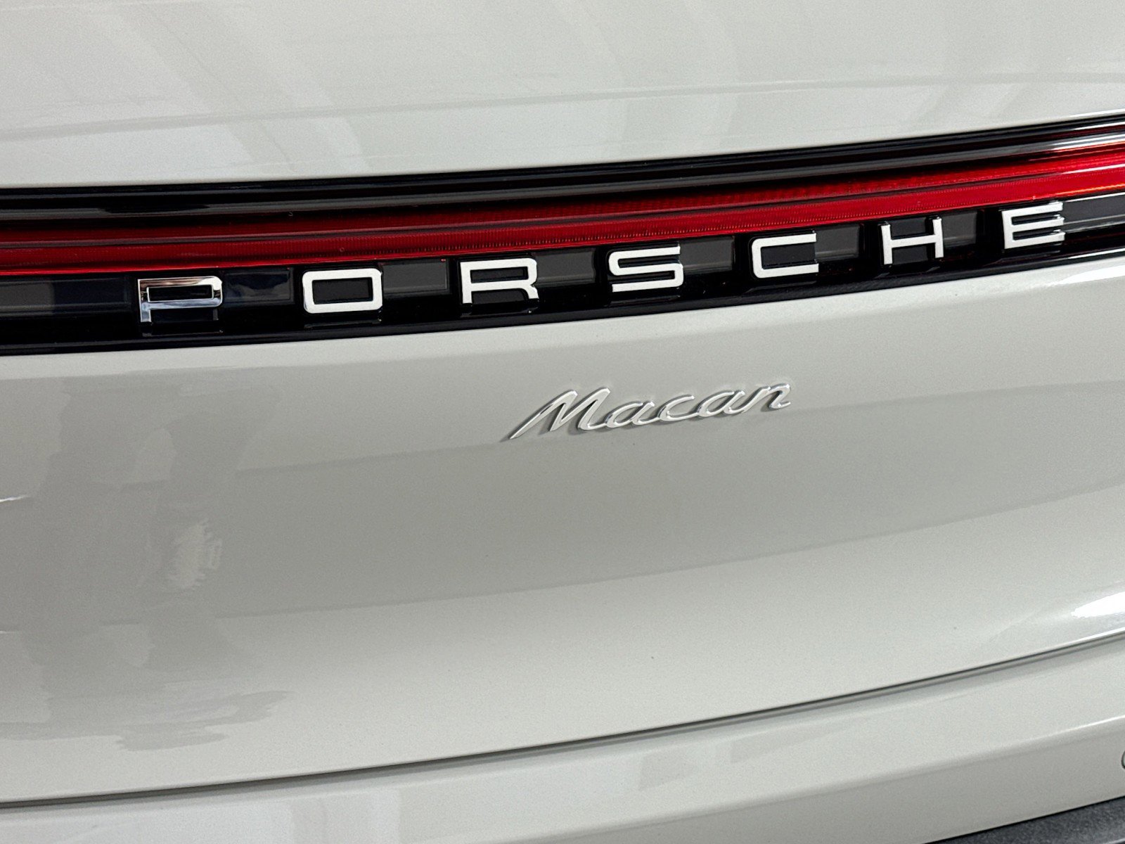 Used 2025 Porsche Macan image 26