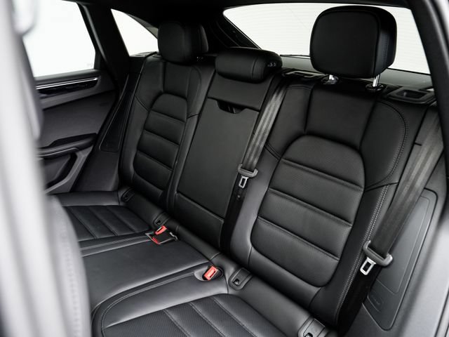 Certified 2026 Porsche Macan AWD/4WD image 25