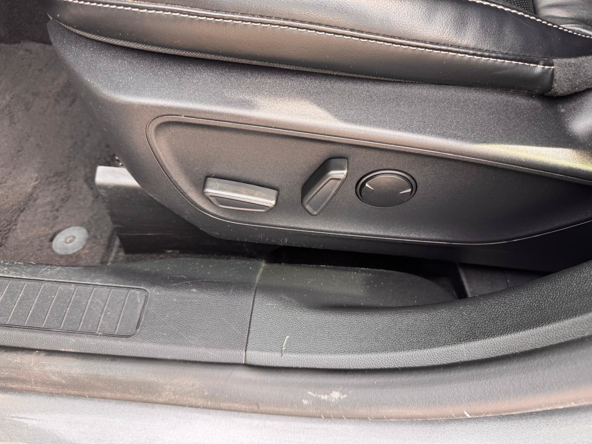 Used 2025 Ford Escape Platinum AWD/4WD image 12