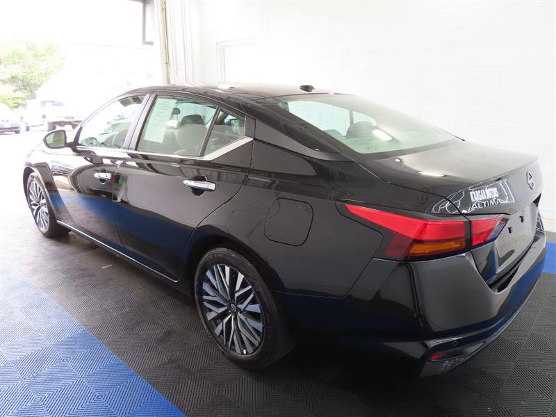 Used 2025 Nissan Altima 2.5 SV FWD image 10