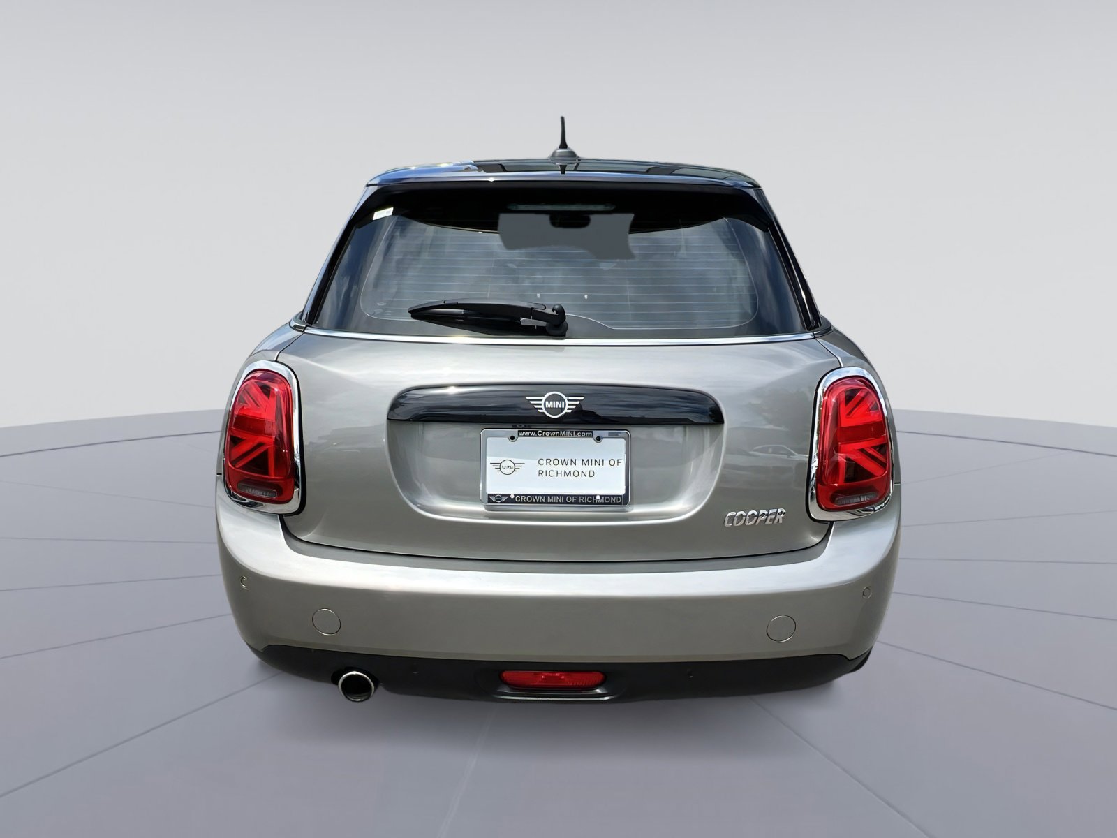 Used 2020 MINI Cooper 4-Door Hardtop w/ Storage Package image 4