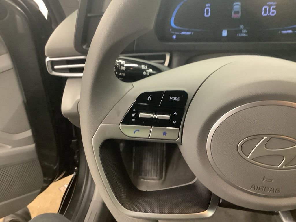 Used 2024 Hyundai Elantra SE FWD image 17