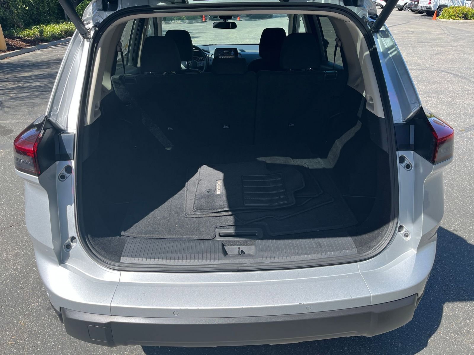 Used 2025 Nissan Rogue SV image 33