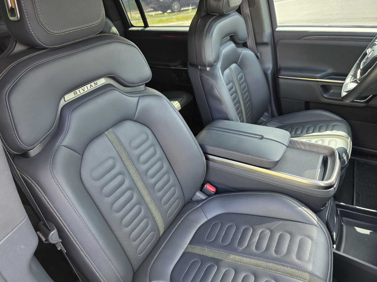 Used 2022 Rivian R1S Launch Edition AWD/4WD image 29
