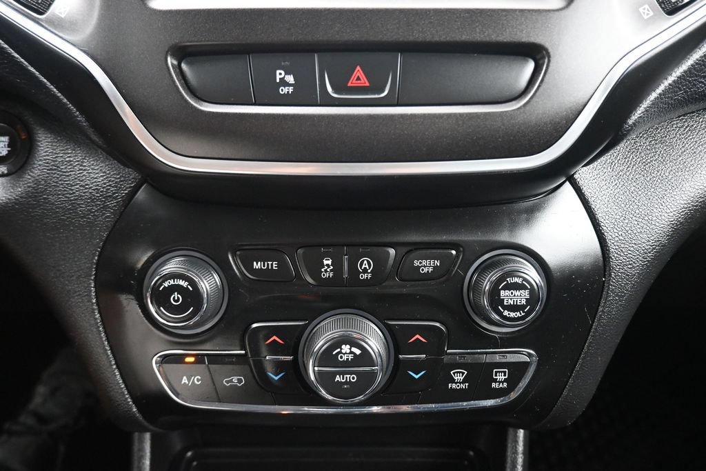 Used 2019 Jeep Cherokee Trailhawk AWD/4WD image 19