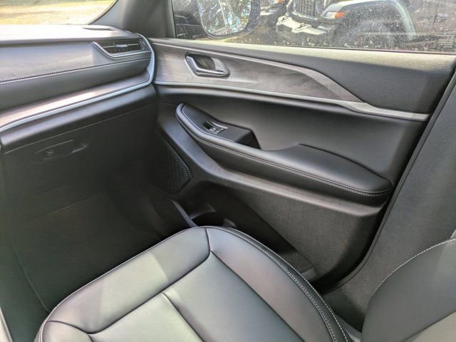 New 2025 Jeep Grand Cherokee Limited w/ Black Appearance Package image 18