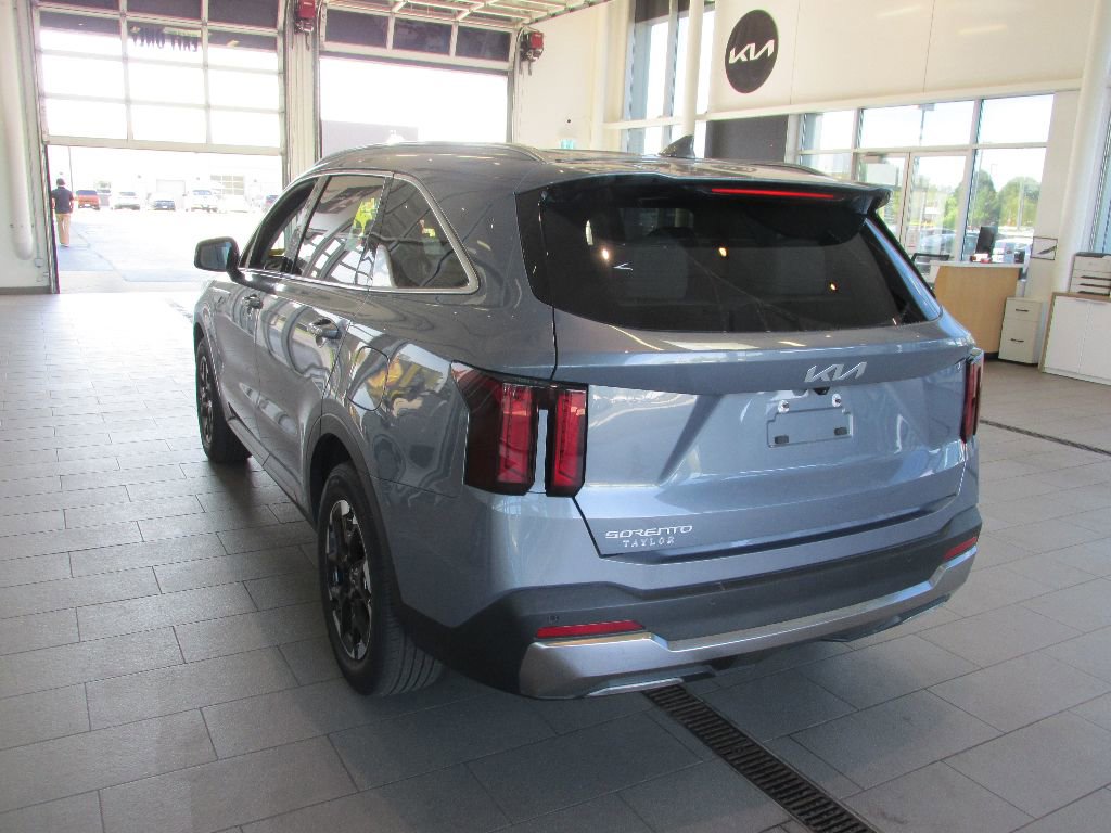 Used 2025 Kia Sorento S image 6
