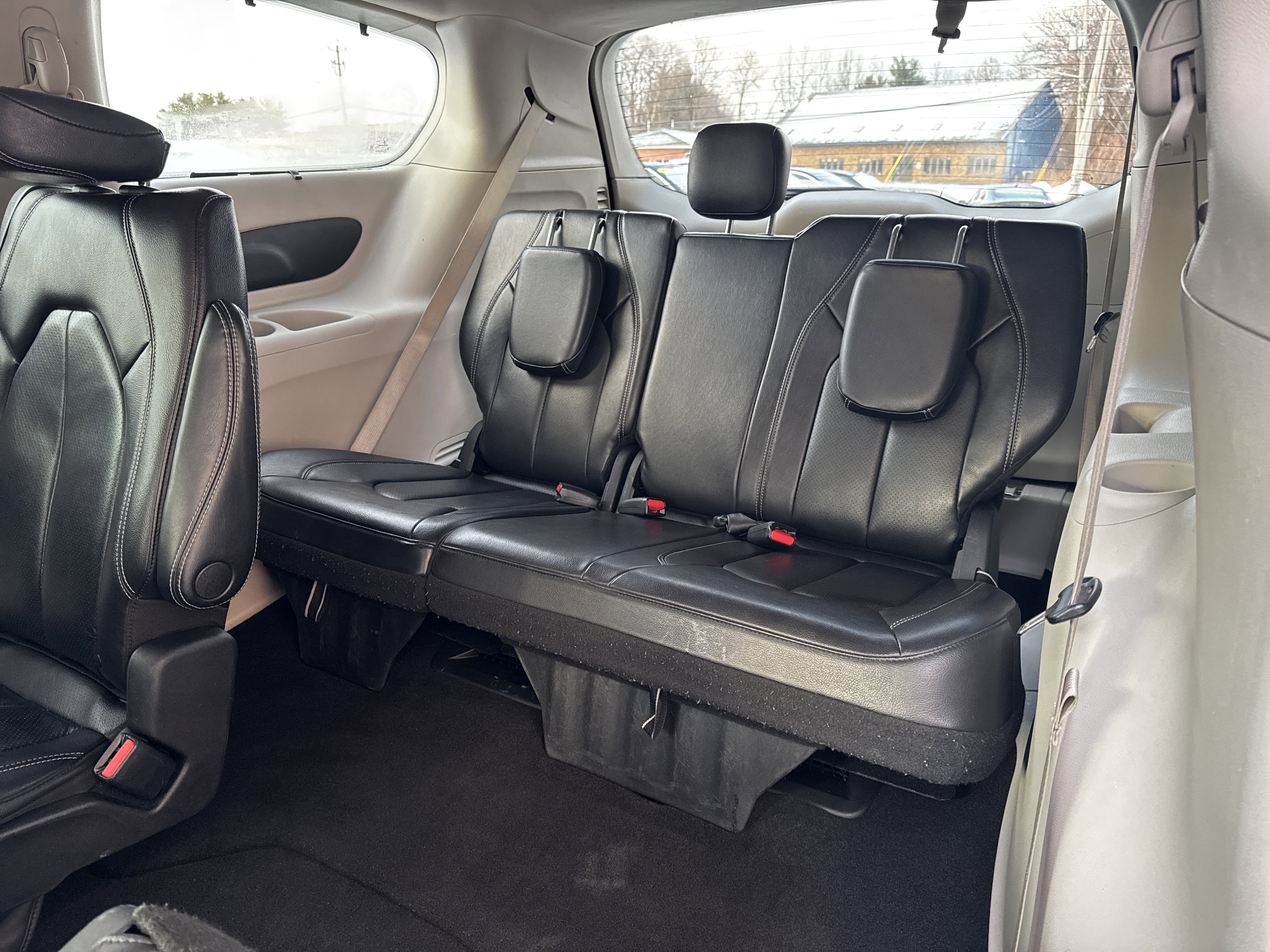 Used 2022 Chrysler Pacifica Touring-L image 11