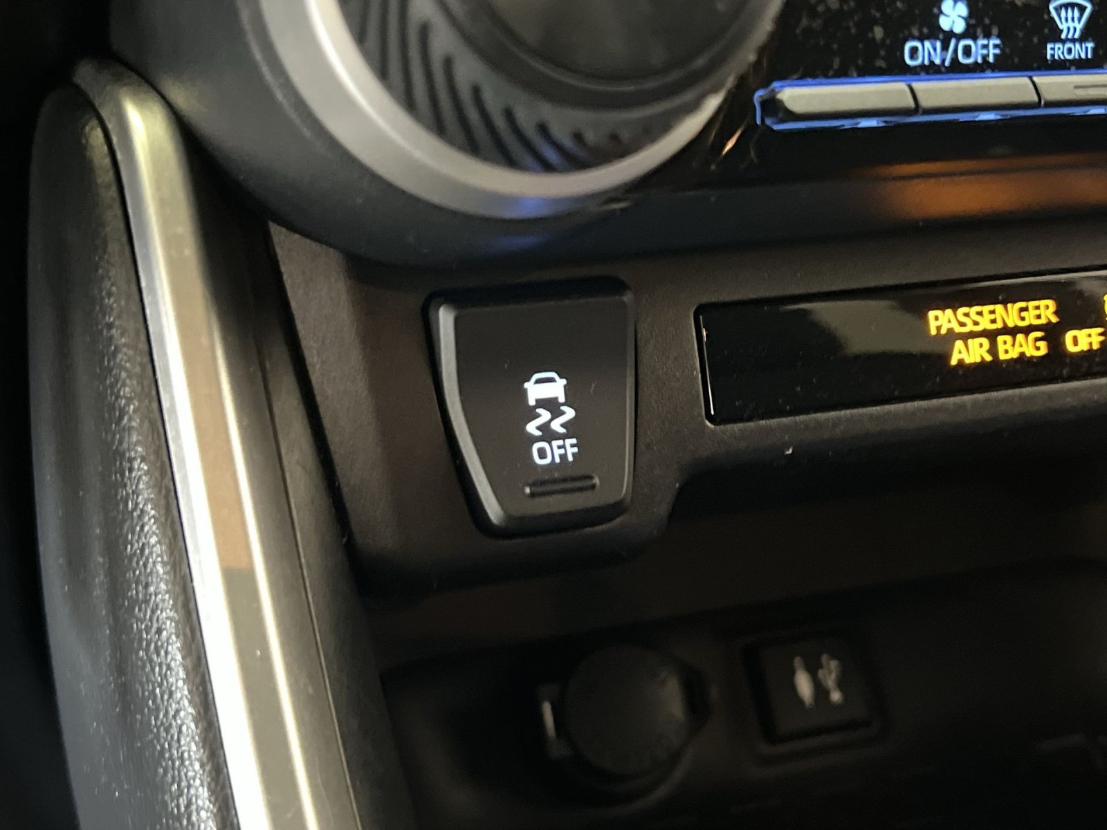 Used 2019 Toyota RAV4 LE w/ All Weather Liner Package AWD/4WD image 31