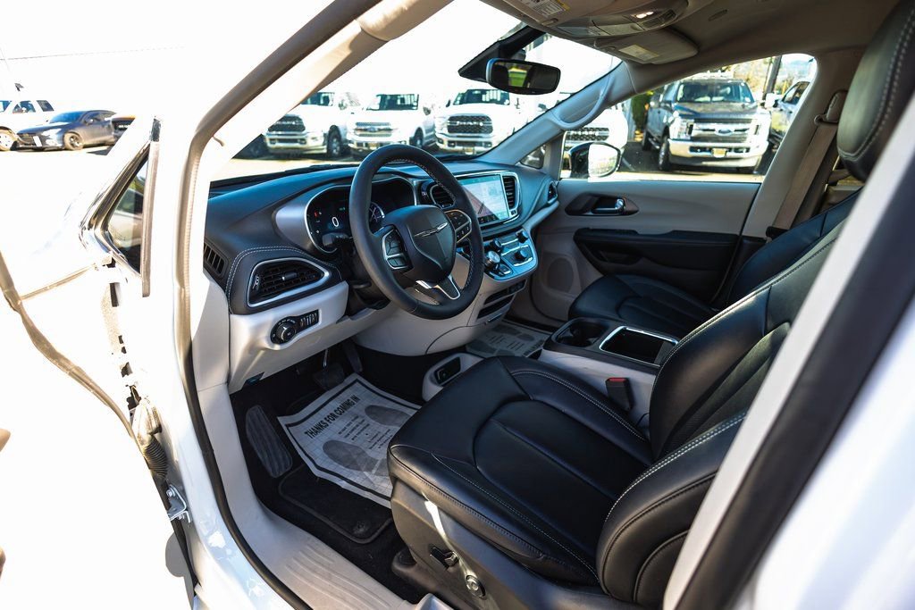 Used 2024 Chrysler Pacifica Select image 18
