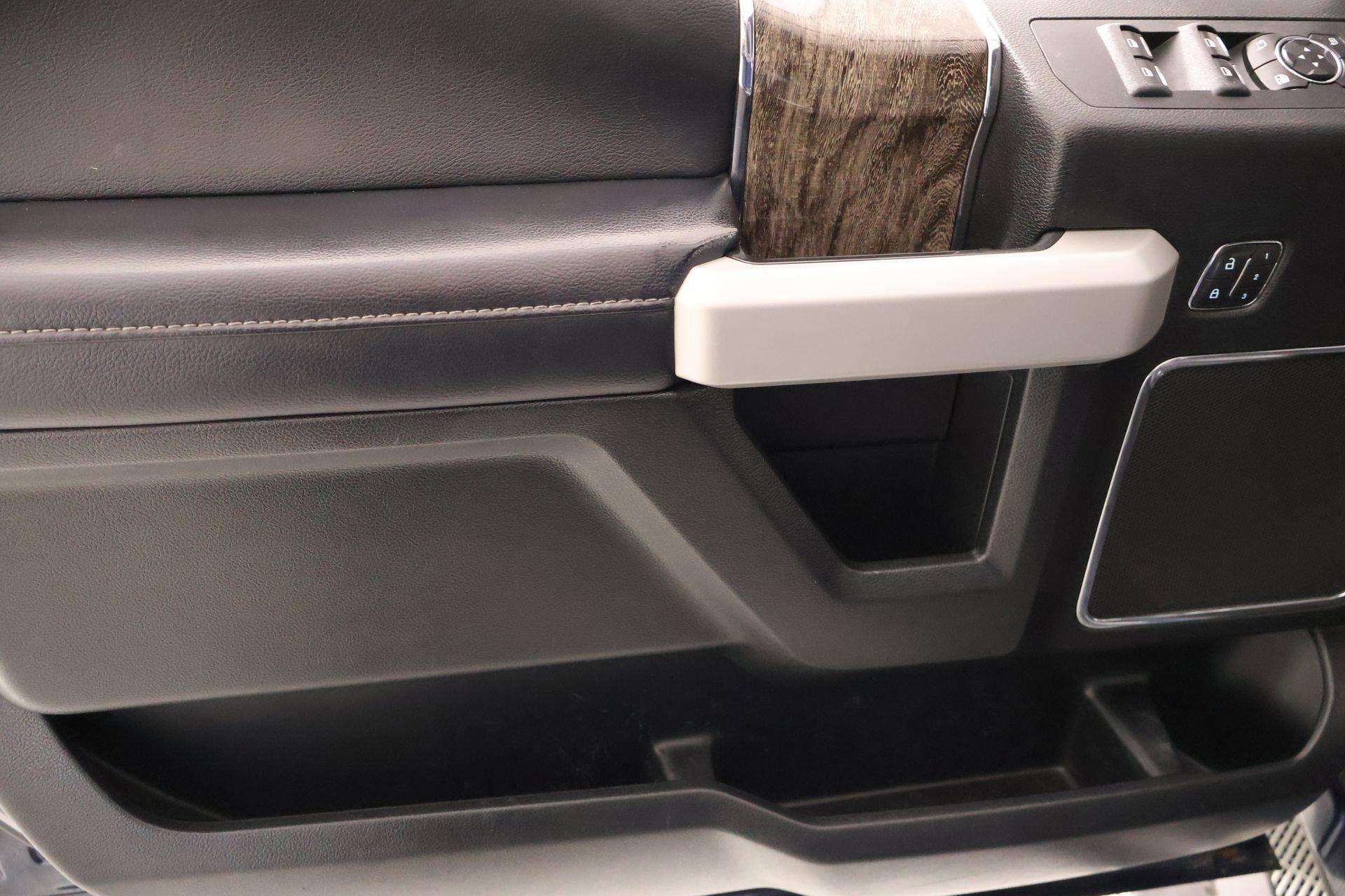 Used 2019 Ford F350 Lariat w/ Chrome Package image 16