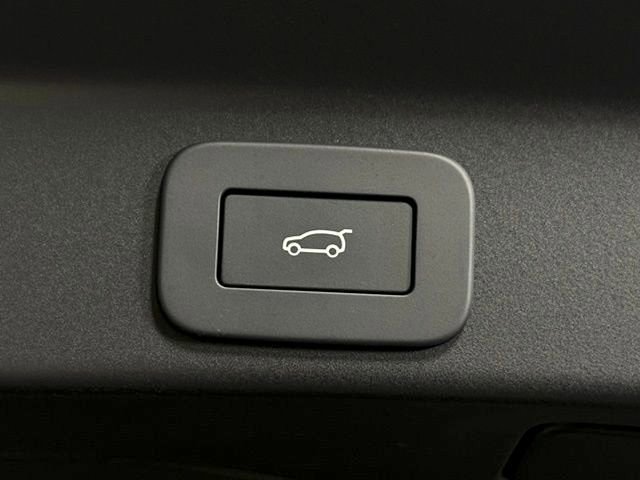 New 2025 Jaguar F-PACE R-Dynamic S image 18