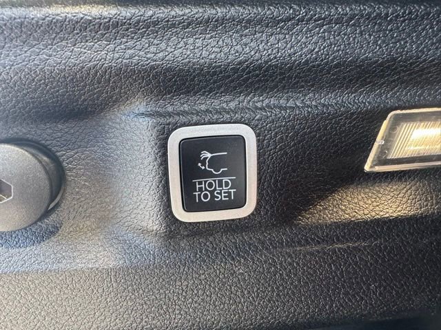 Used 2023 Jeep Grand Cherokee L Laredo image 10