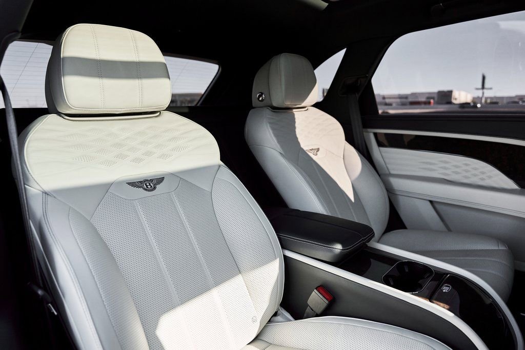 Used 2023 Bentley Bentayga Extended Wheelbase AWD/4WD image 43
