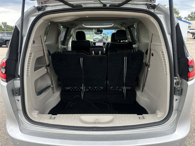 Used 2024 Chrysler Pacifica Limited FWD image 20