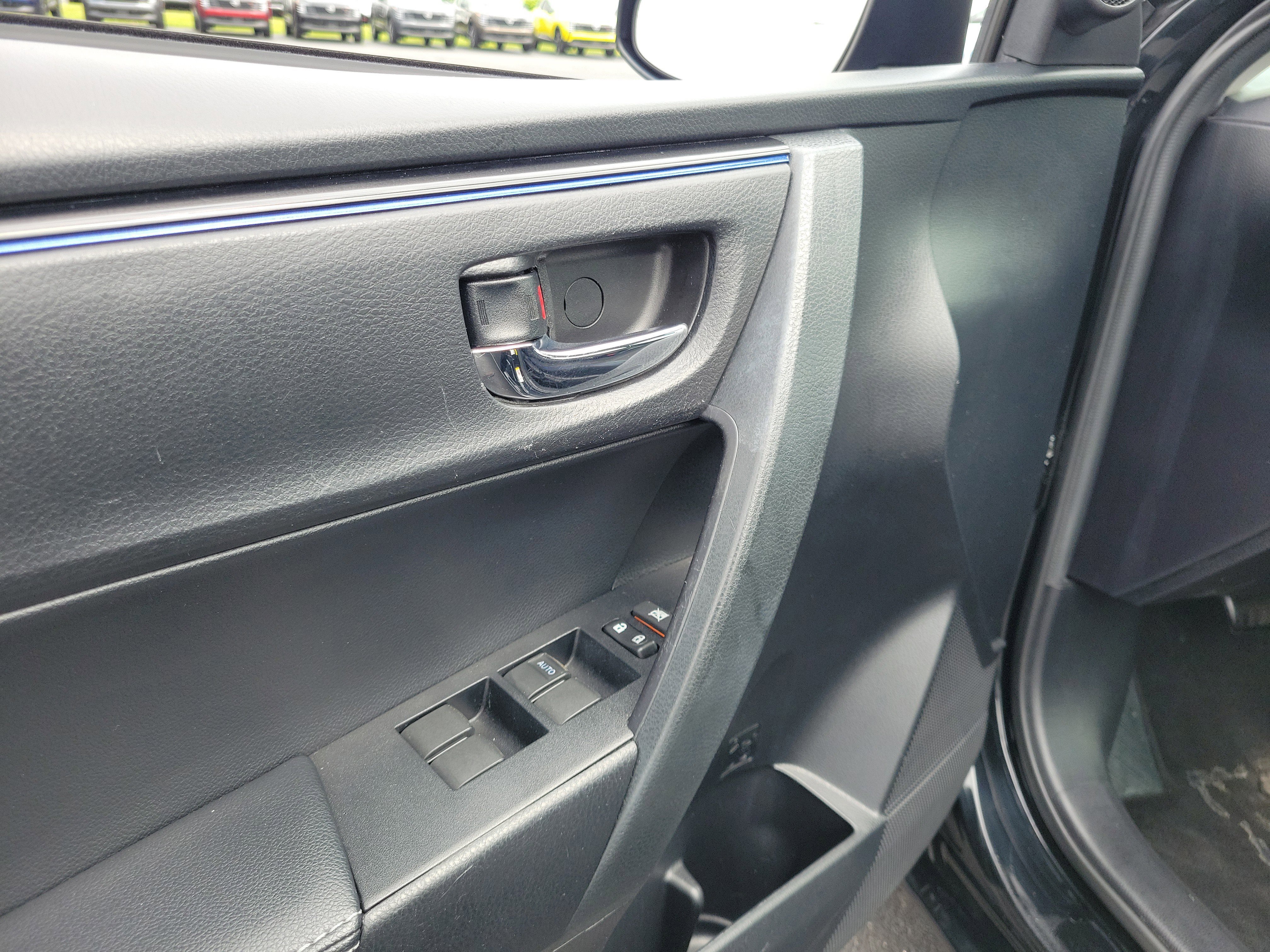 Used 2017 Toyota Corolla SE FWD image 18