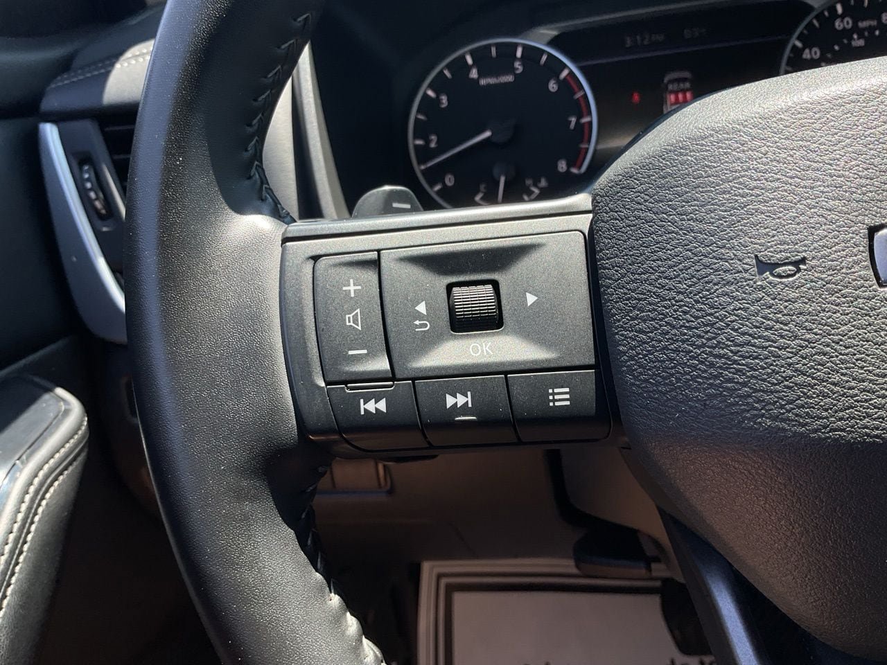 Used 2025 Nissan Rogue SV FWD image 29