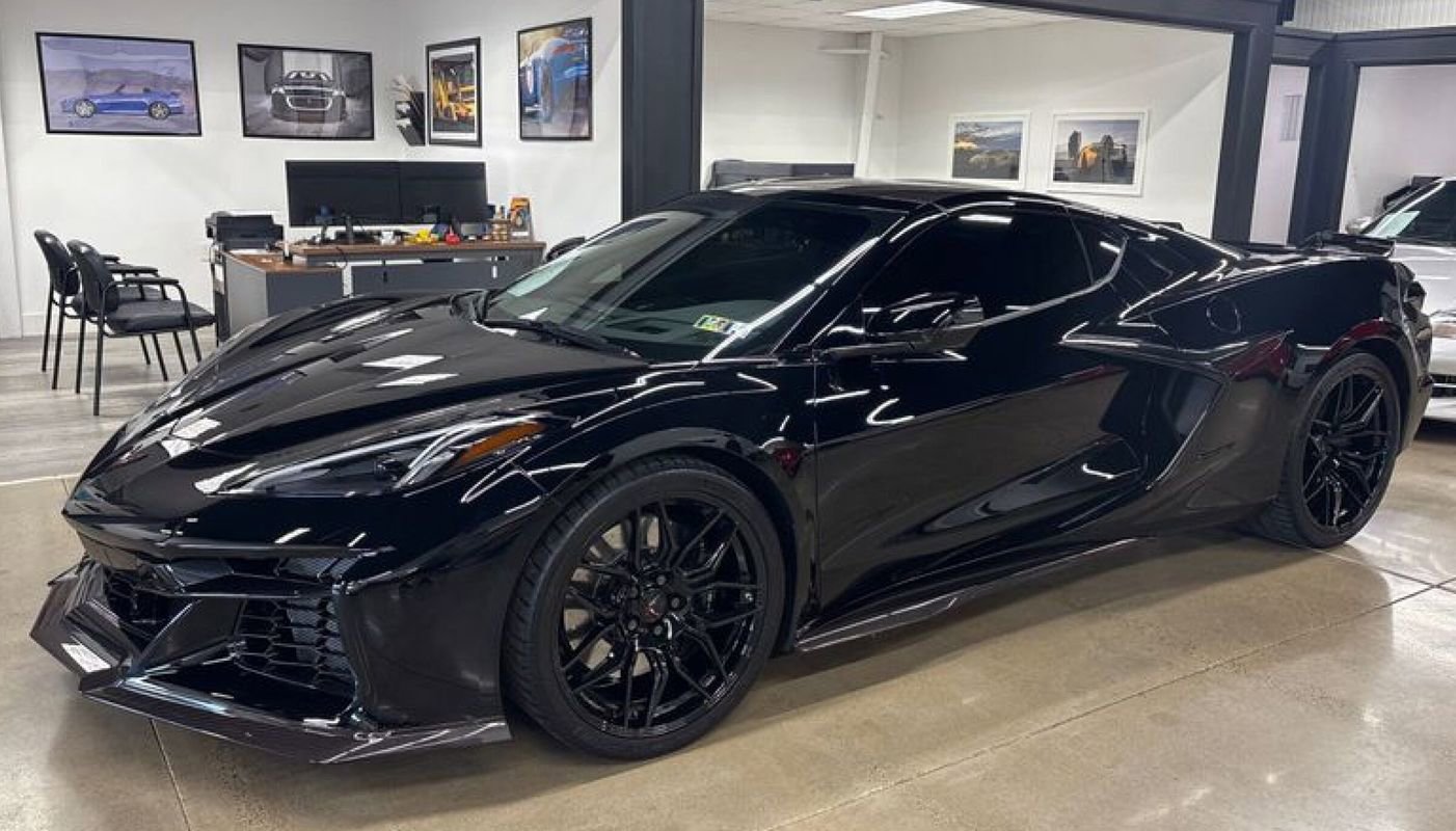 Used 2025 Chevrolet Corvette Z06 image 1