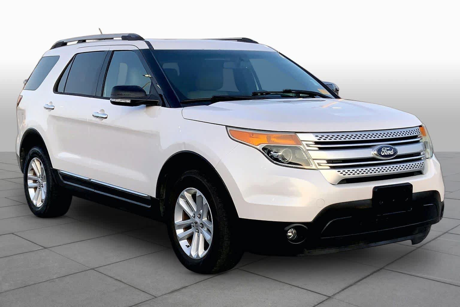 Used 2015 Ford Explorer XLT w/ Equipment Group 202B FWD image 3