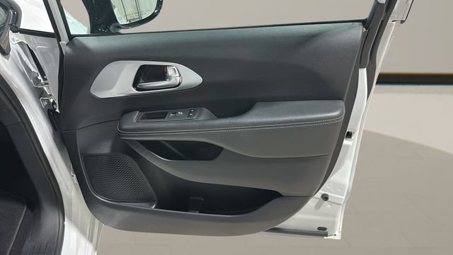 Used 2024 Chrysler Pacifica Limited FWD image 31