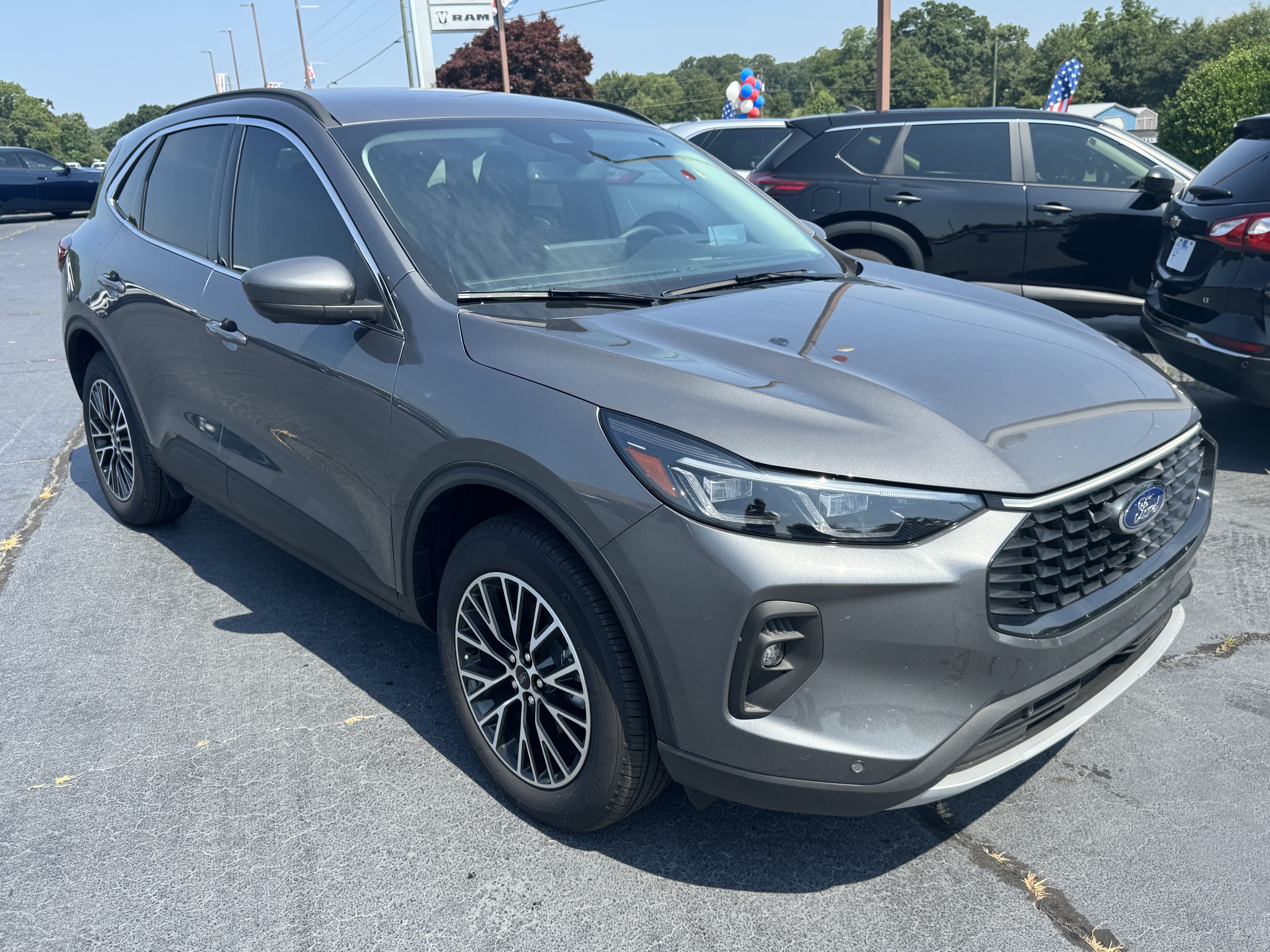 Used 2025 Ford Escape SE w/ PHEV Premium Package FWD image 9