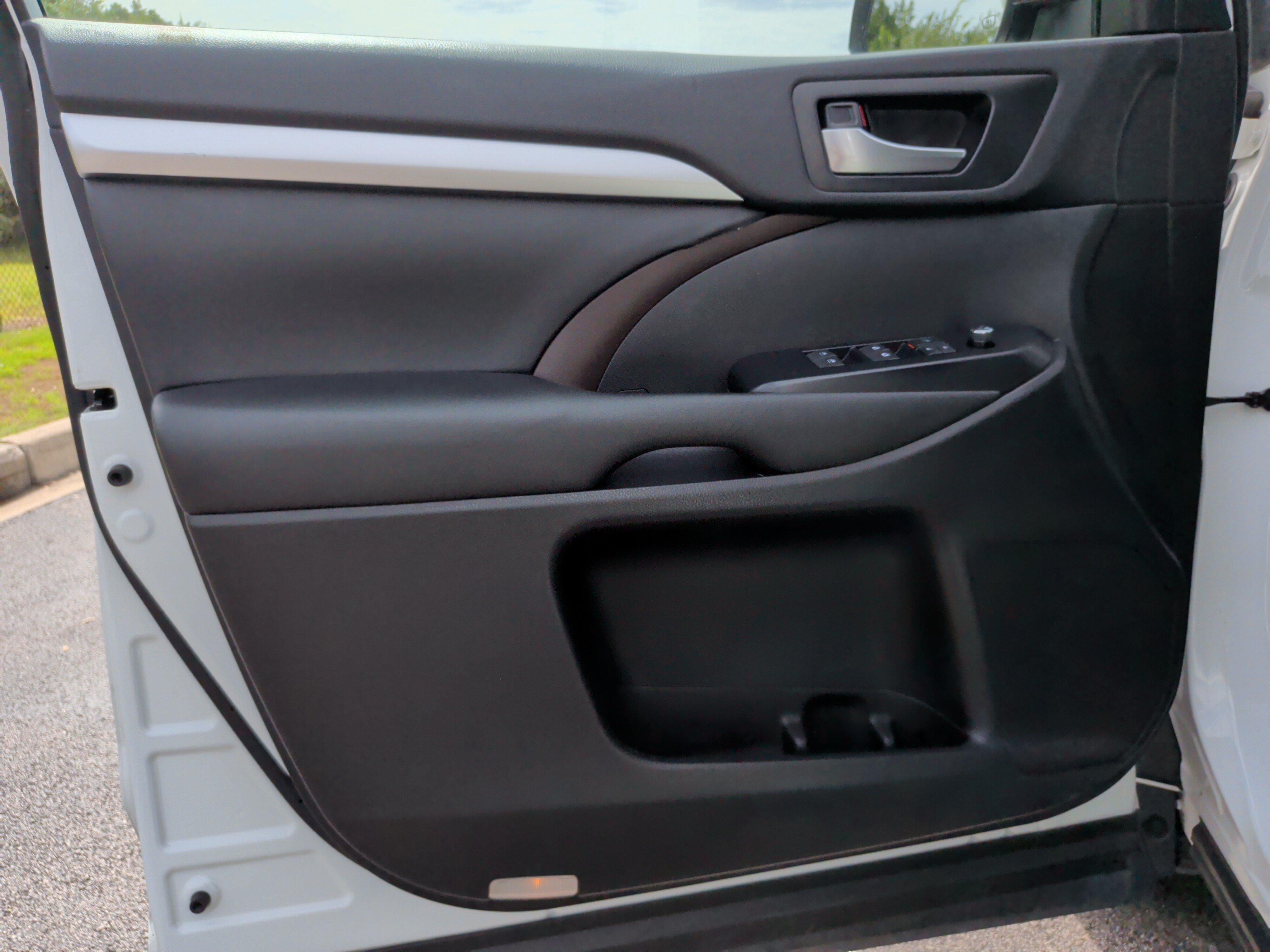 Used 2019 Toyota Highlander XLE AWD/4WD image 30
