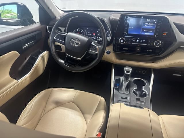 Used 2021 Toyota Highlander XLE AWD/4WD image 19