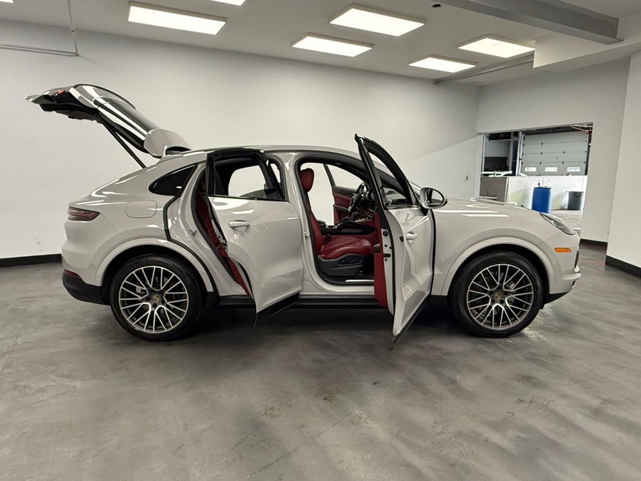 Used 2022 Porsche Cayenne Coupe AWD/4WD image 28