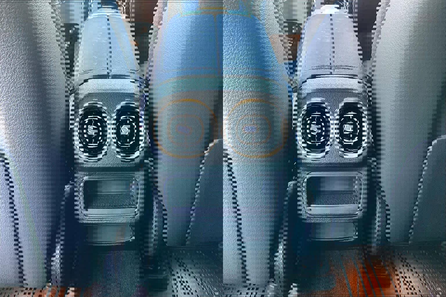 Used 2025 Mercedes-Benz GLC 300 4MATIC image 34