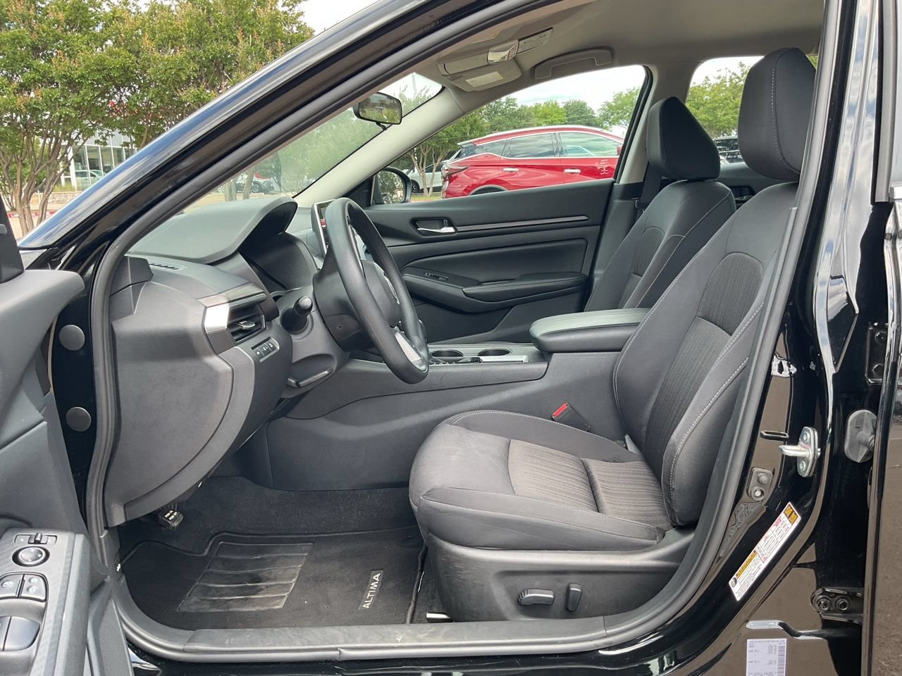 Used 2025 Nissan Altima 2.5 SV FWD image 8