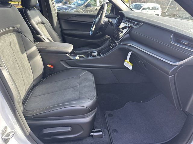 New 2025 Jeep Grand Cherokee Altitude image 13
