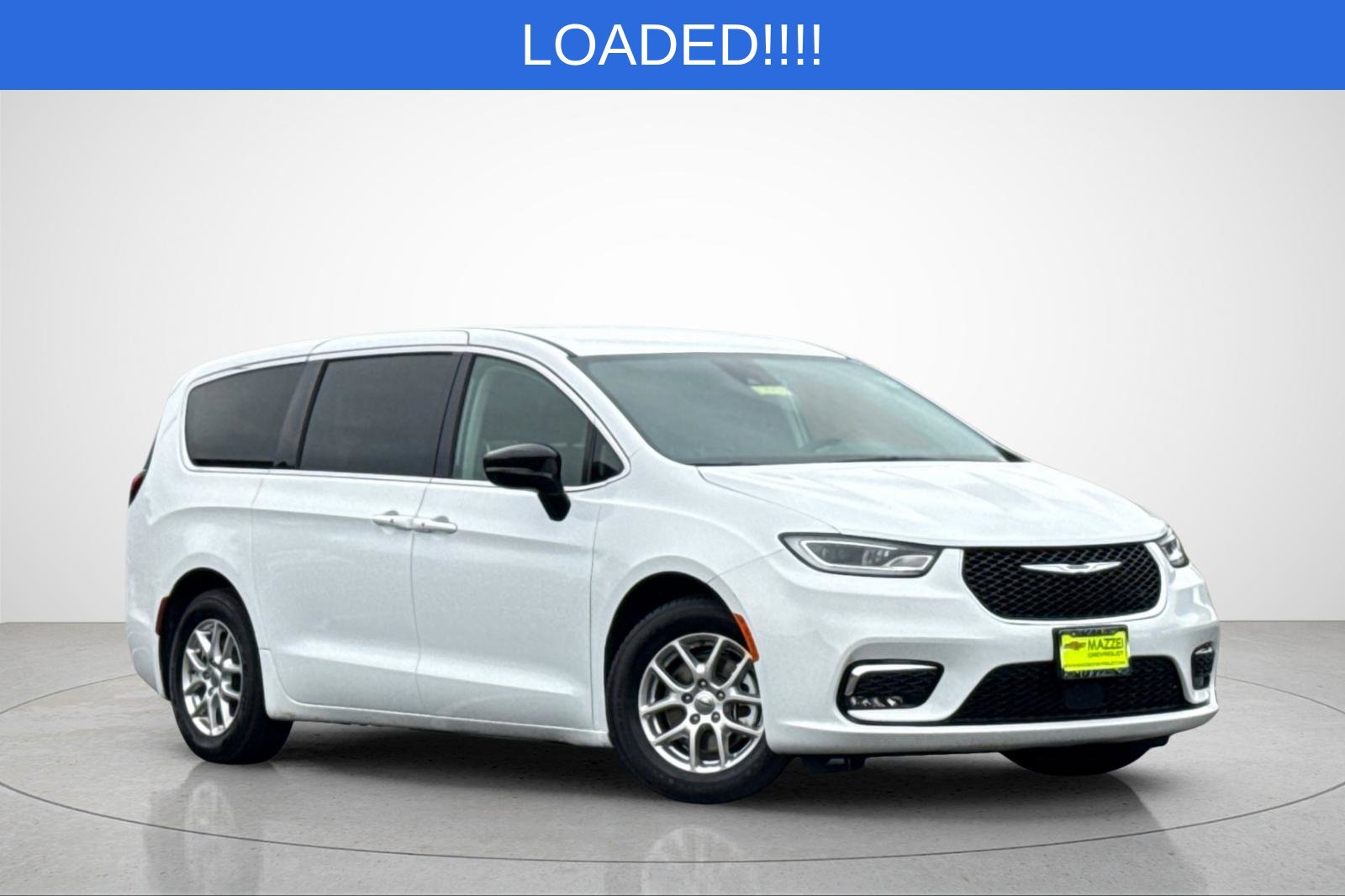 Used 2024 Chrysler Pacifica Touring-L FWD image 2