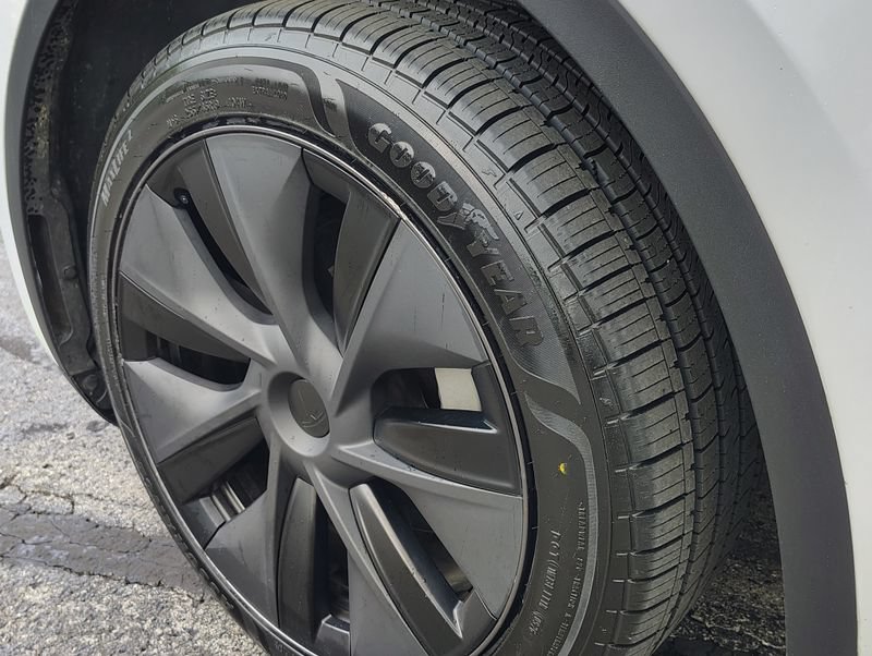 Used 2025 Tesla Model Y Long Range AWD/4WD image 12