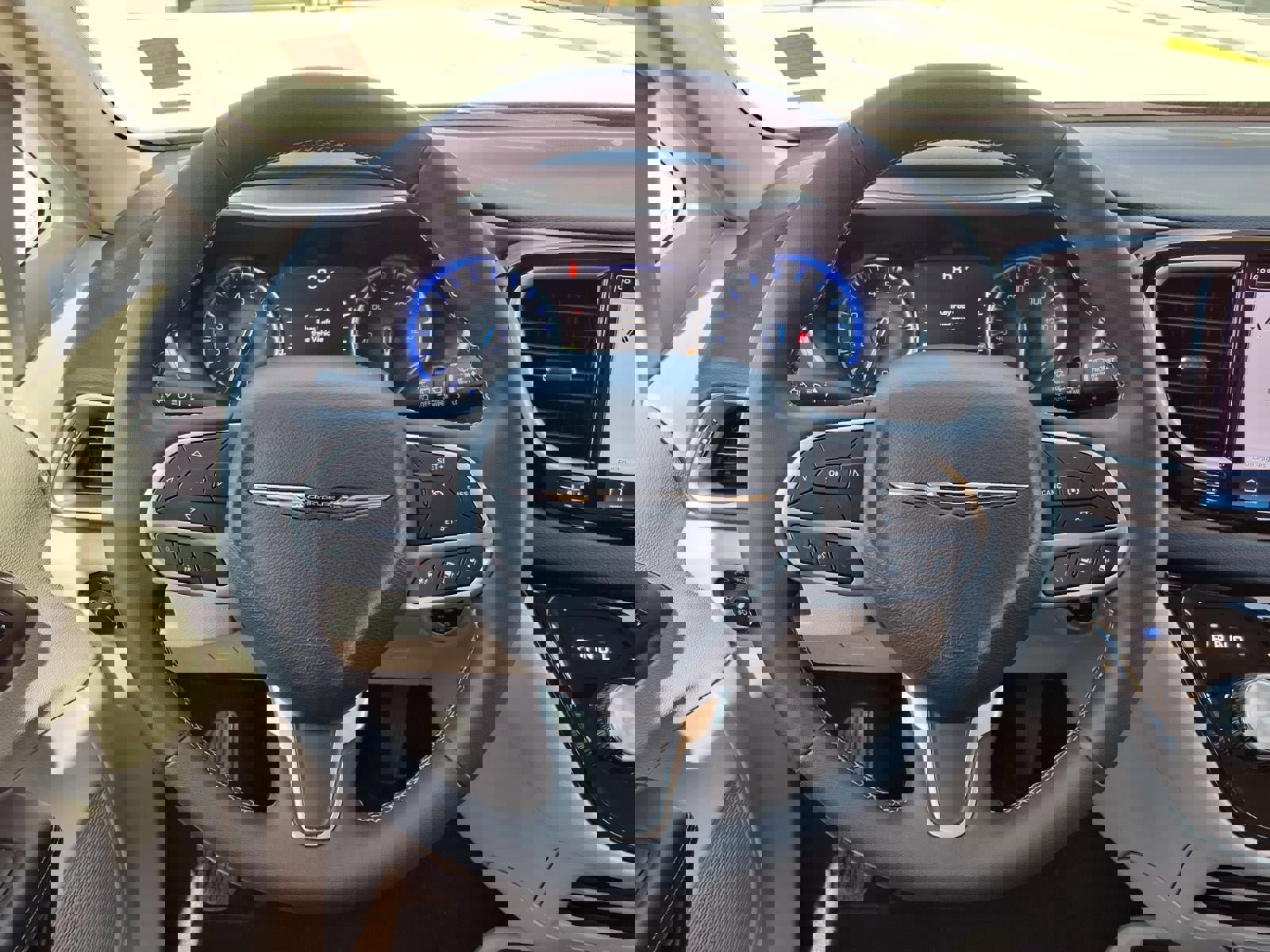 Used 2024 Chrysler Pacifica Touring-L image 15